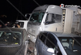  В Армении грузовик врезался в несколько машин